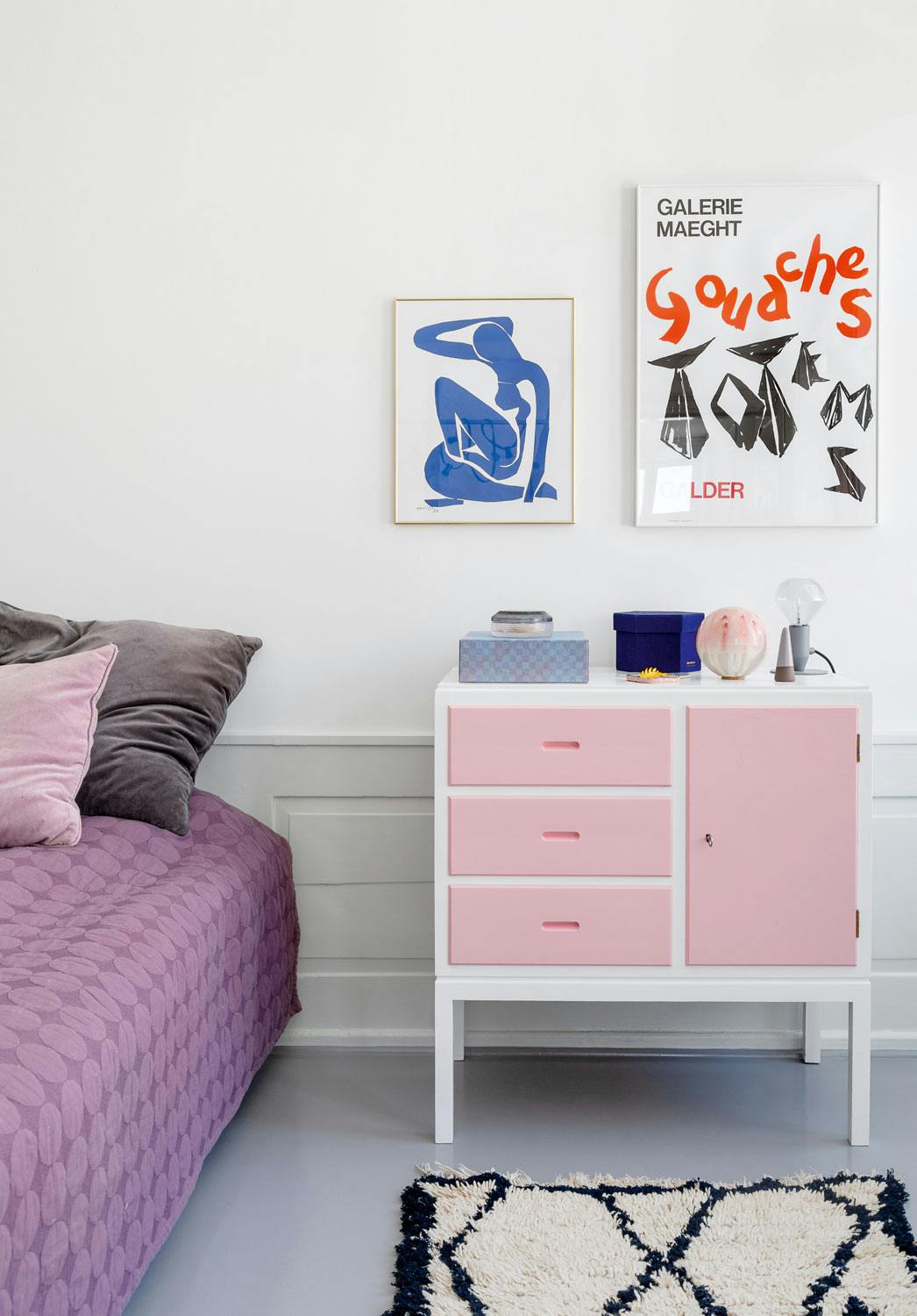bom 180817 17 rosa kommode på jenterom